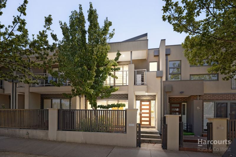 4/8 The Crossing, Caroline Springs
