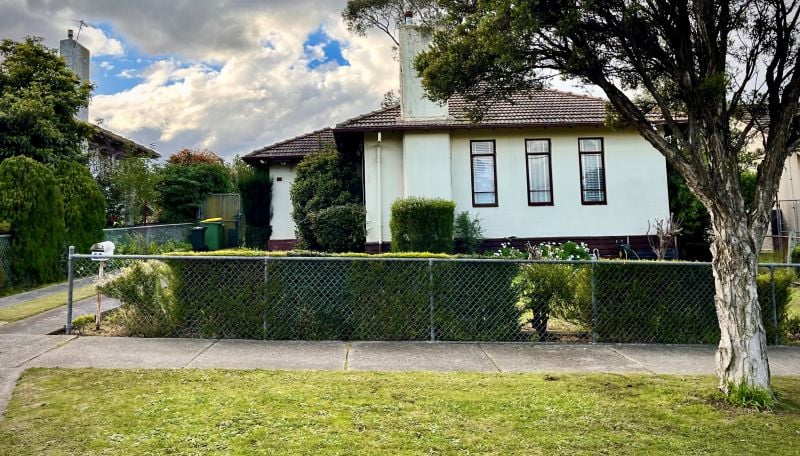 16 Summerhill Road, Reservoir