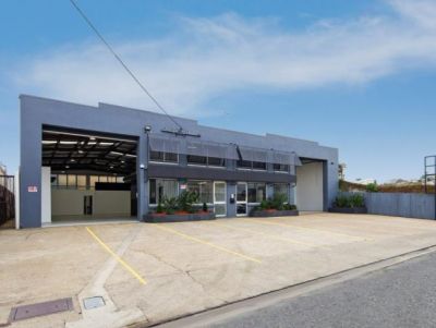 REFURBISHED FREESTANDING WAREHOUSE