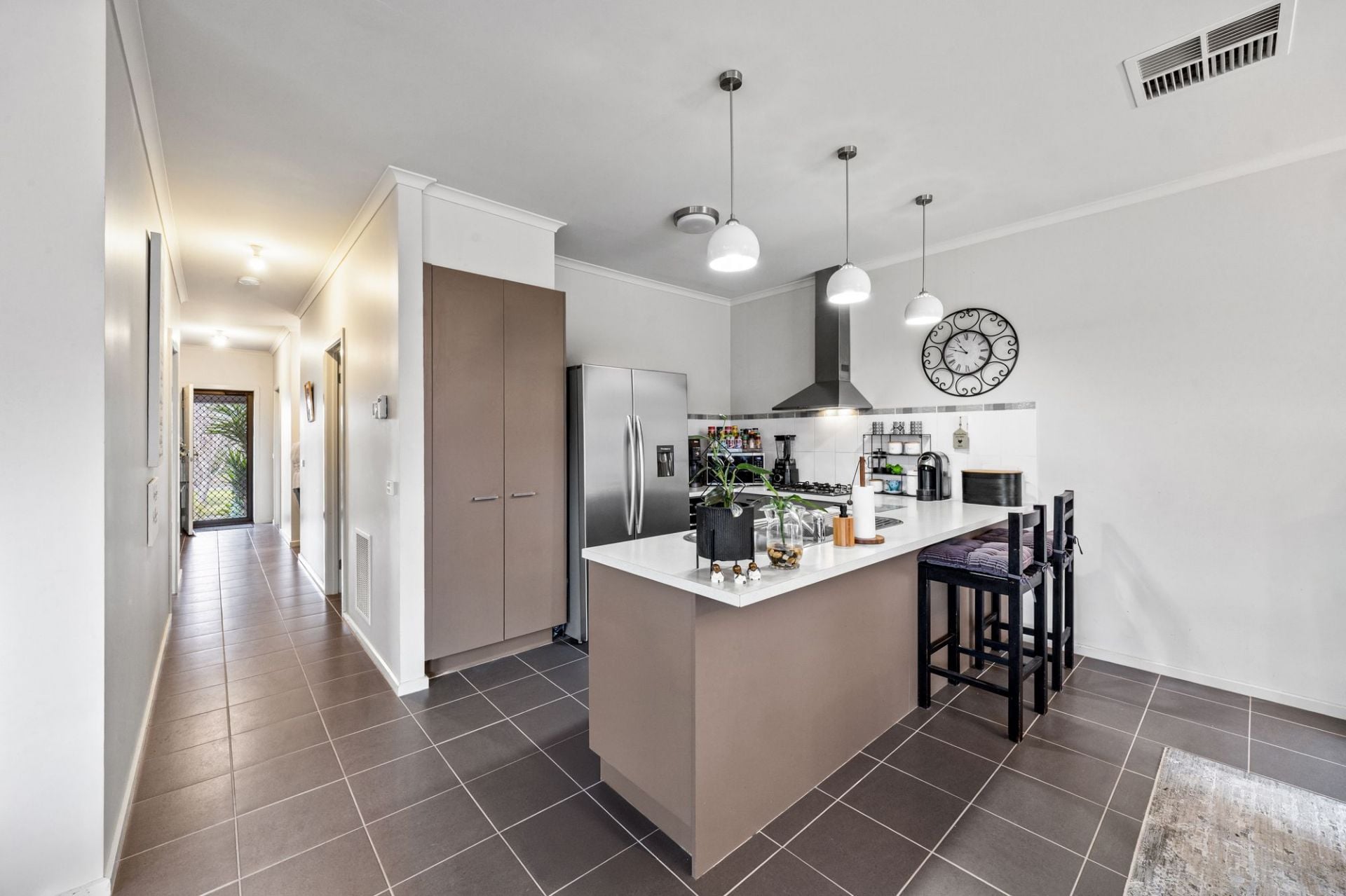 Cosy, Light-Filled Living in an Elevated Corner Position – Perfect First Home, Downsizer or Investment