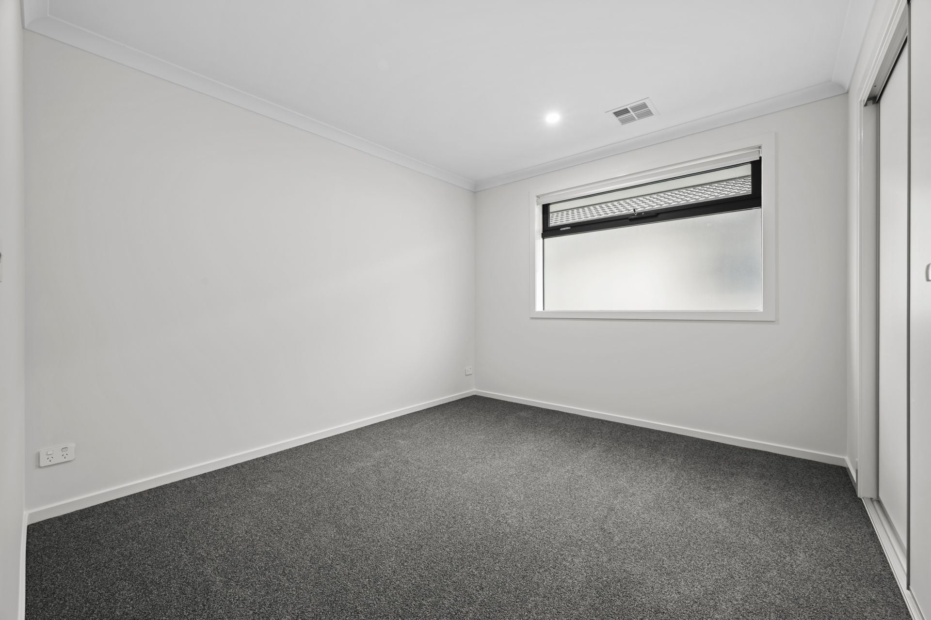 CONTEMPORARY COMFORT MEETS CONVENIENCE