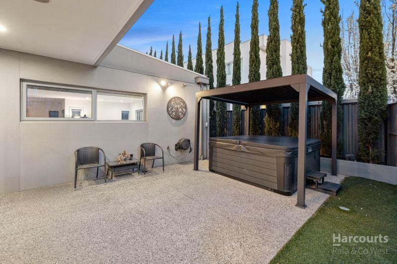 7 Waterview Walk, Caroline Springs