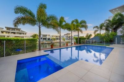 Sprawling and Sophisticated Waterfront Elegance