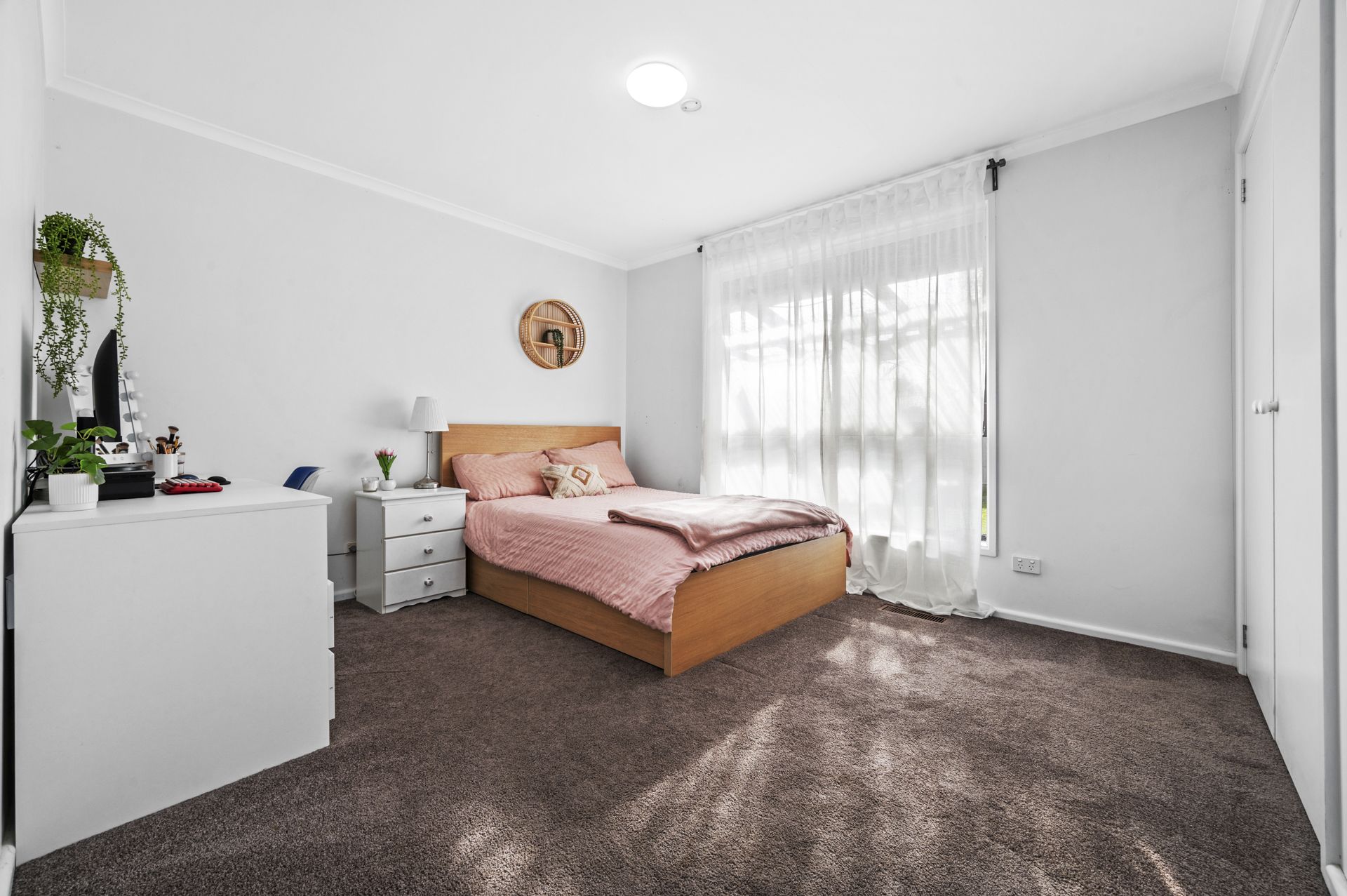 MODERN APPEAL - 5 BEDROOMS,  2 BATHROOMS