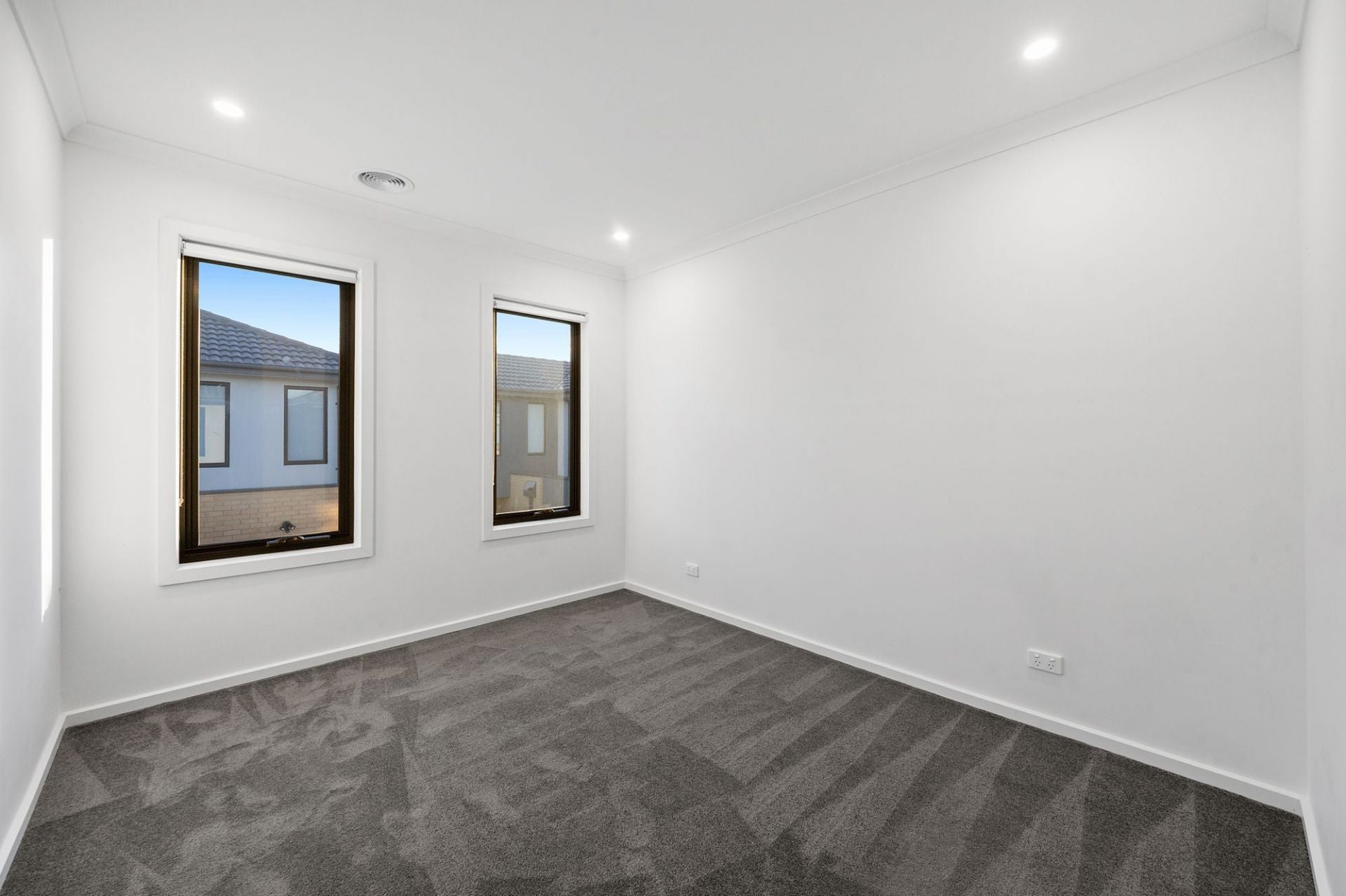 STYLISH 2 BEDDER WITH OPEN STUDY & 2 BATHROOMS