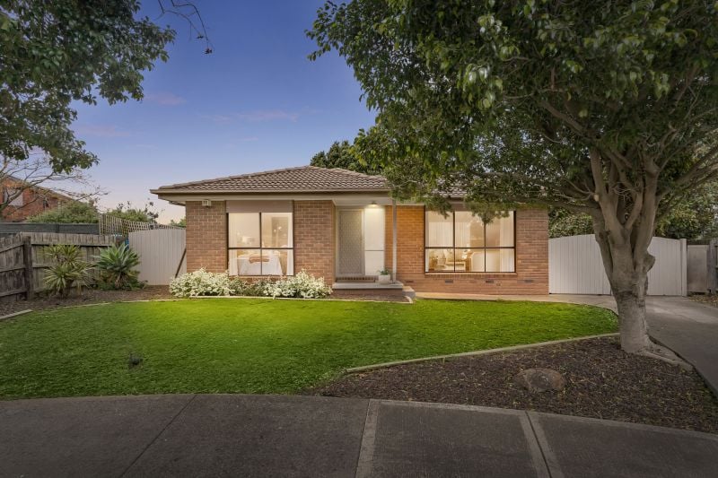 4 Moore Close, Mill Park