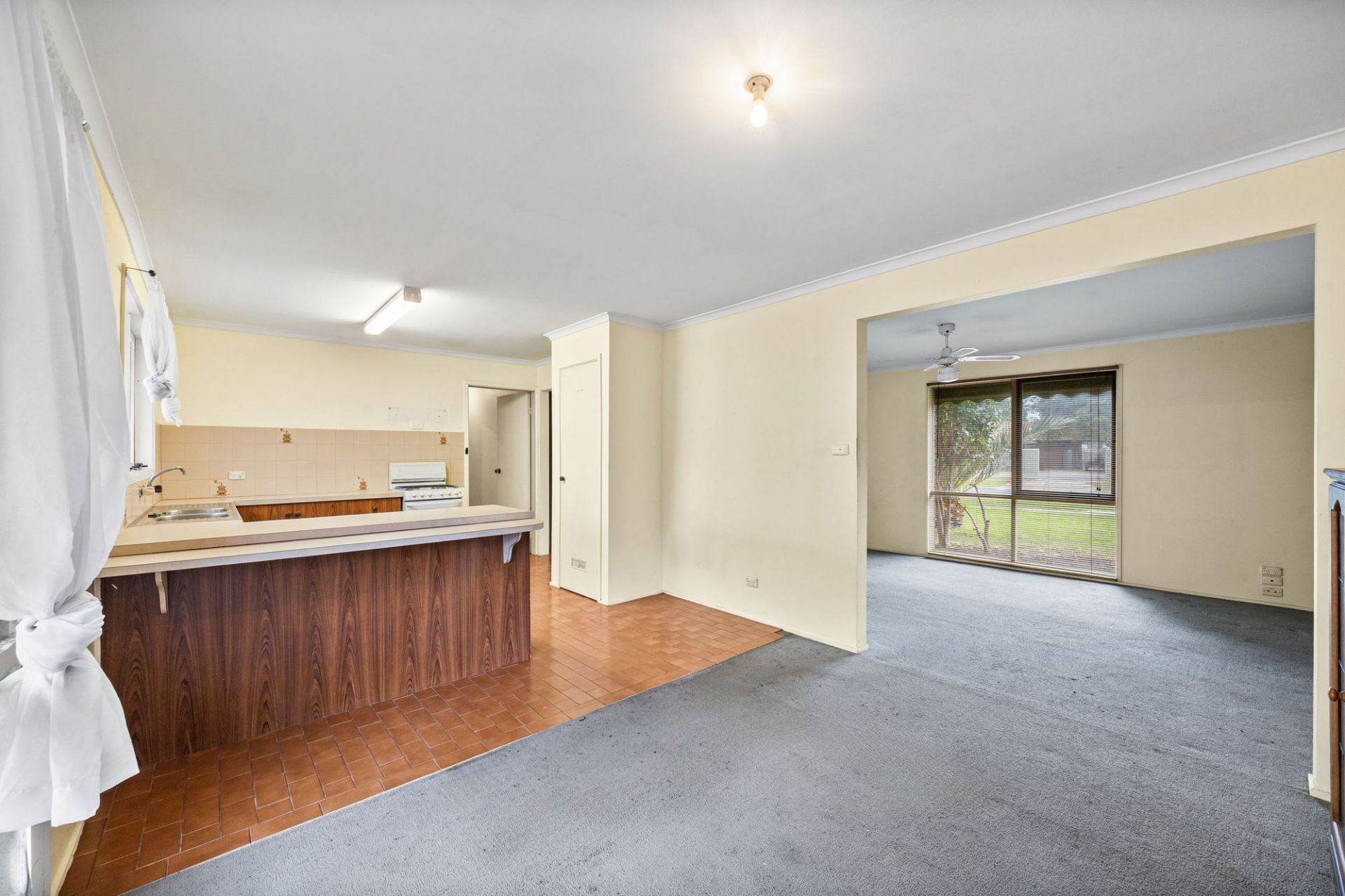 PRIME OPPORTUNITY OPPOSITE CRAIGIEBURN TRAIN STATION - 991m2  (approx) OF ENDLESS POTENTIAL