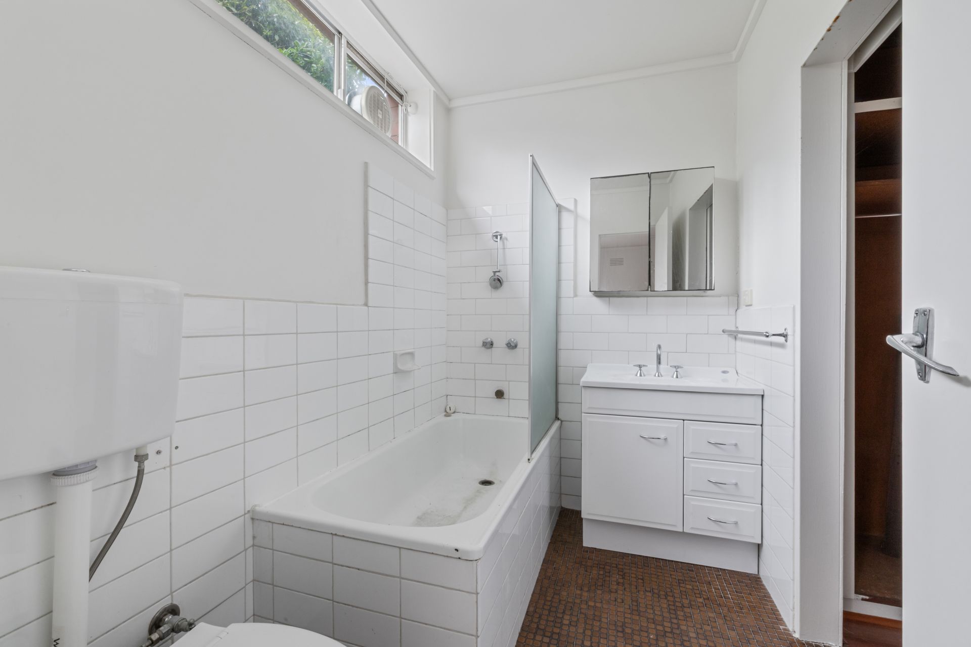 Stylish, Sunlit 1 bedroom Unit Offering Comfort & Convenience