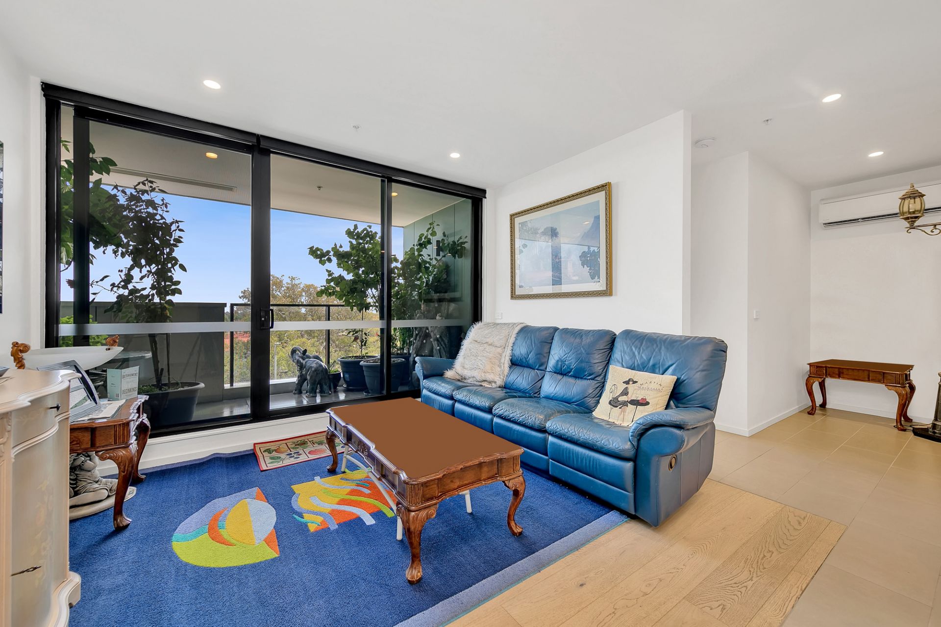 TOP FLOOR WITH CITY VIEWS