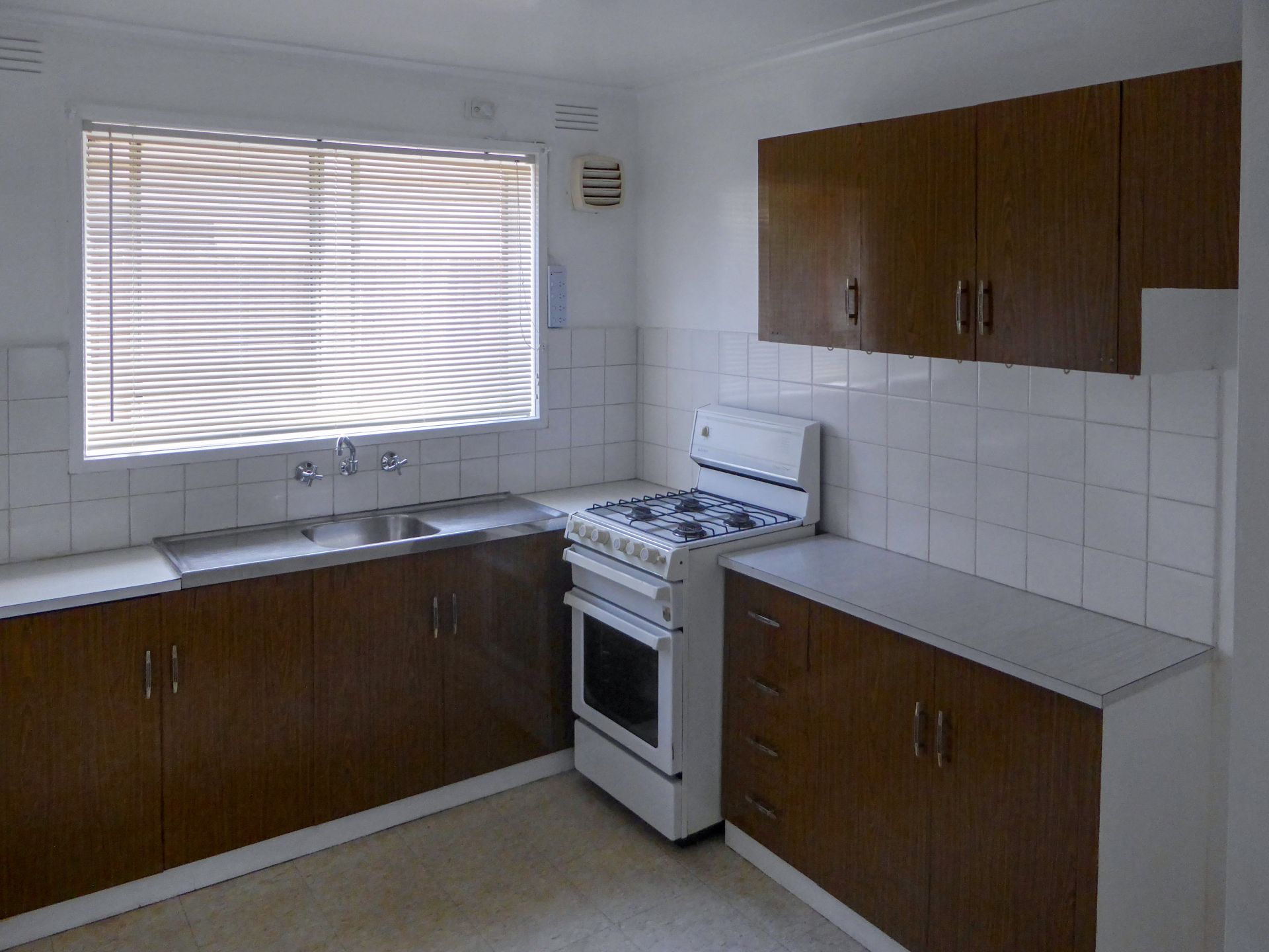 Bright Ground Floor Apartment in Quiet Block