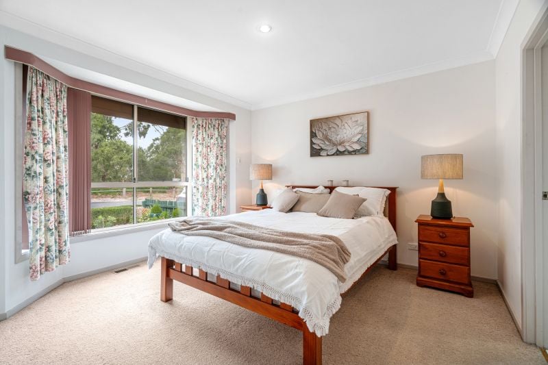 4 Silvertop Court, Mill Park