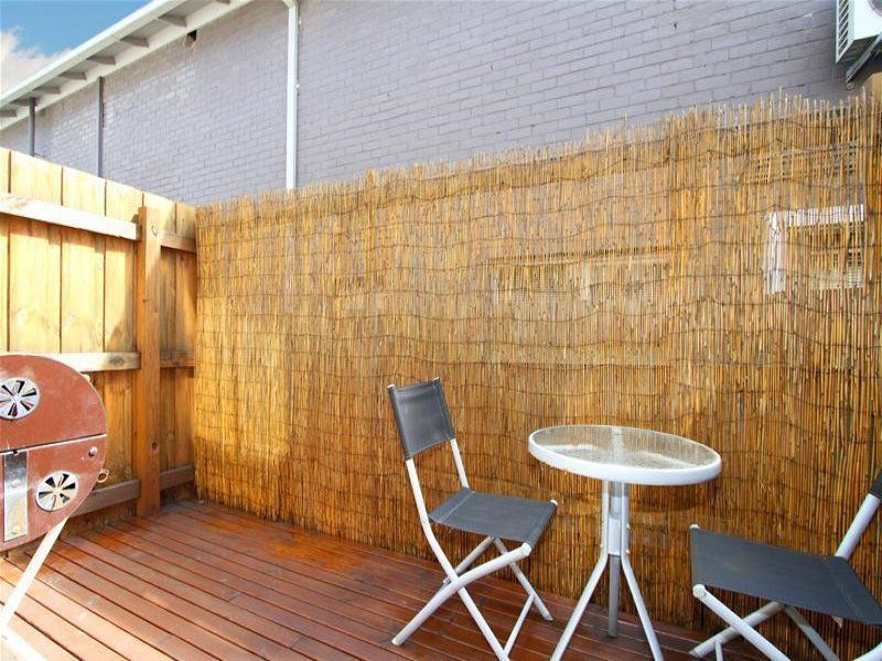 Beautiful One Bedroom Apartment with Courtyard!