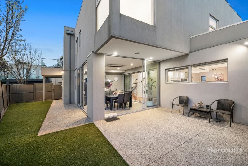 7 Waterview Walk, Caroline Springs