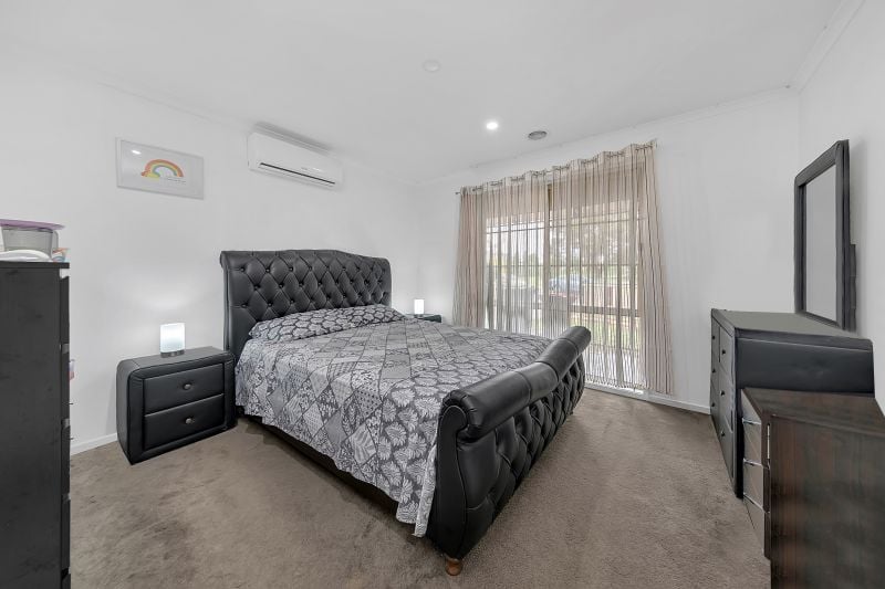 16 Sommeville Drive, Roxburgh Park