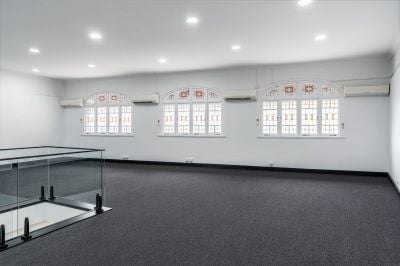 REFURBISHED OFFICE WITH CHARACTER FEATURES