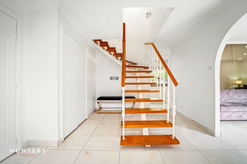 4 Elayne Place, Guildford