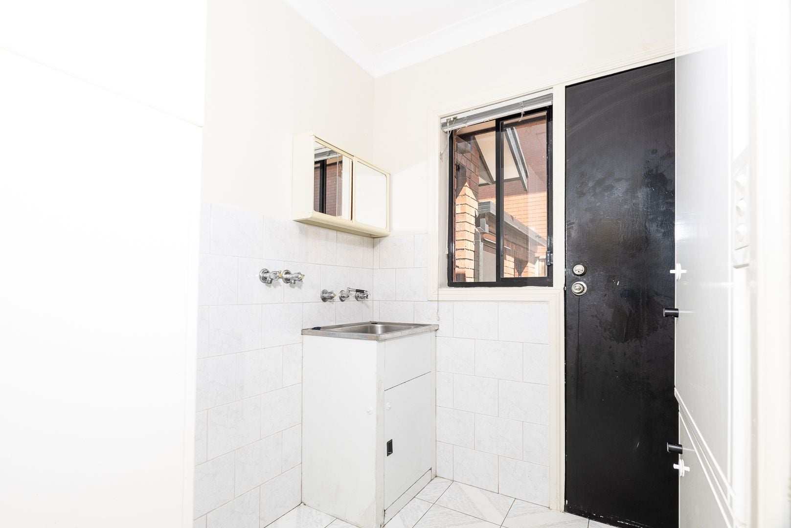LOCATED CLOSE TO THOMASTOWN STATION