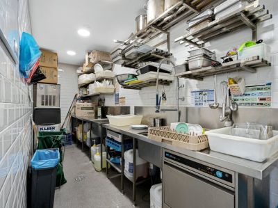 TAKEOUT/RESTAURANT OPPORTUNITY WITH MASSIVE EXPOSURE