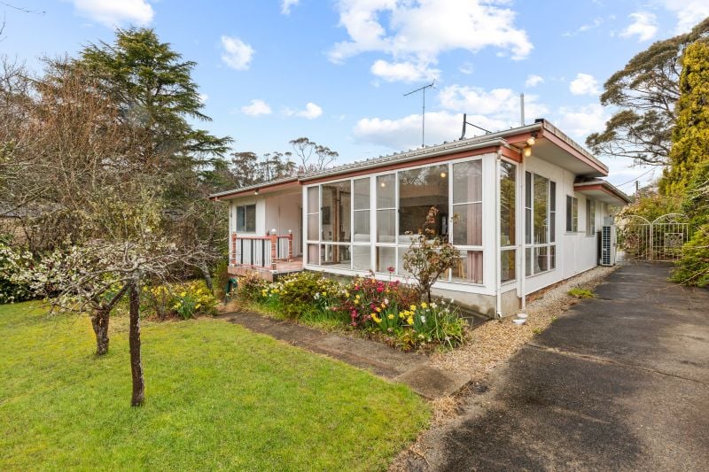 GREAT SINGLE LEVEL HOME, BEAUTIFUL GARDENS ON 2,024m2