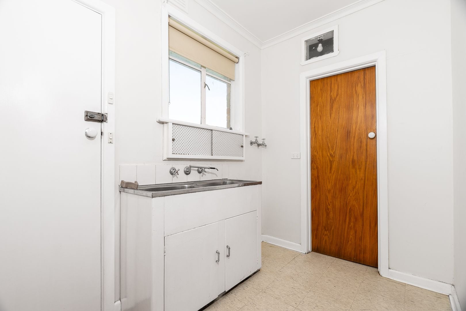 NESTLES CENTRALLY IN THOMASTOWN!