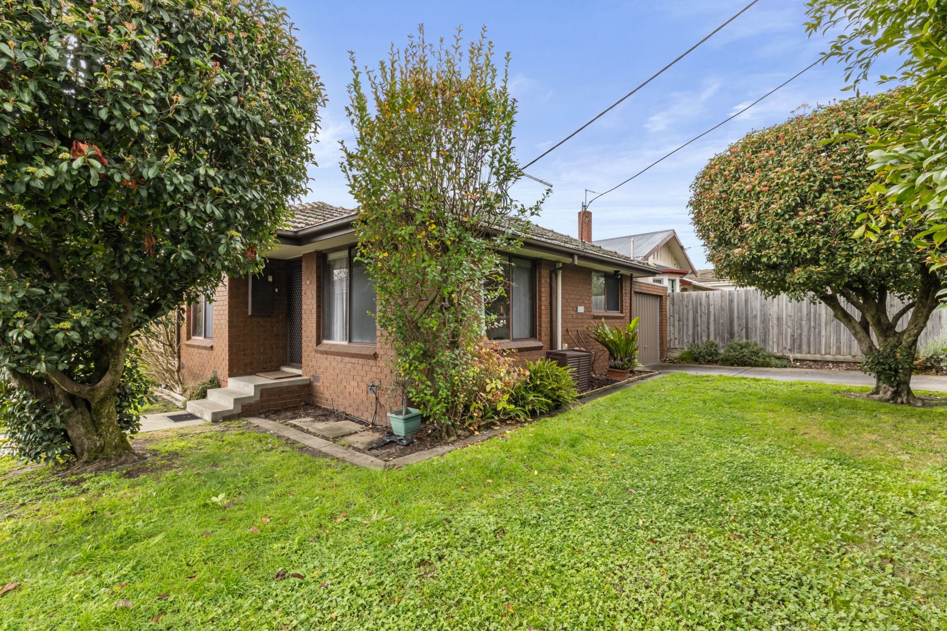 Stylish Single Level Living In A Prime Reservoir Location