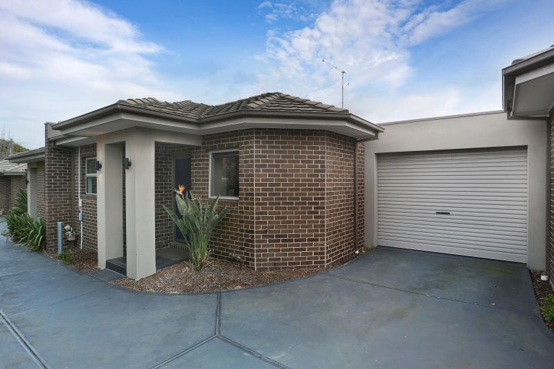 3/128 Rathcown Road, Reservoir