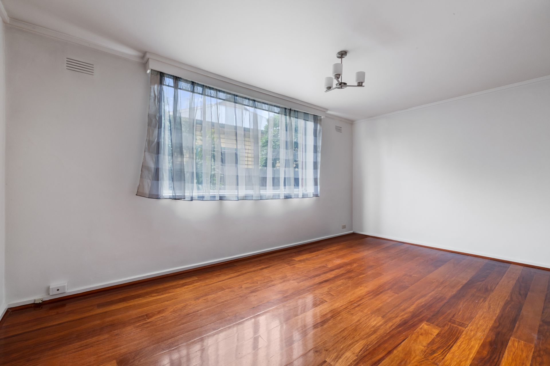 Stylish, Sunlit 1 bedroom Unit Offering Comfort & Convenience