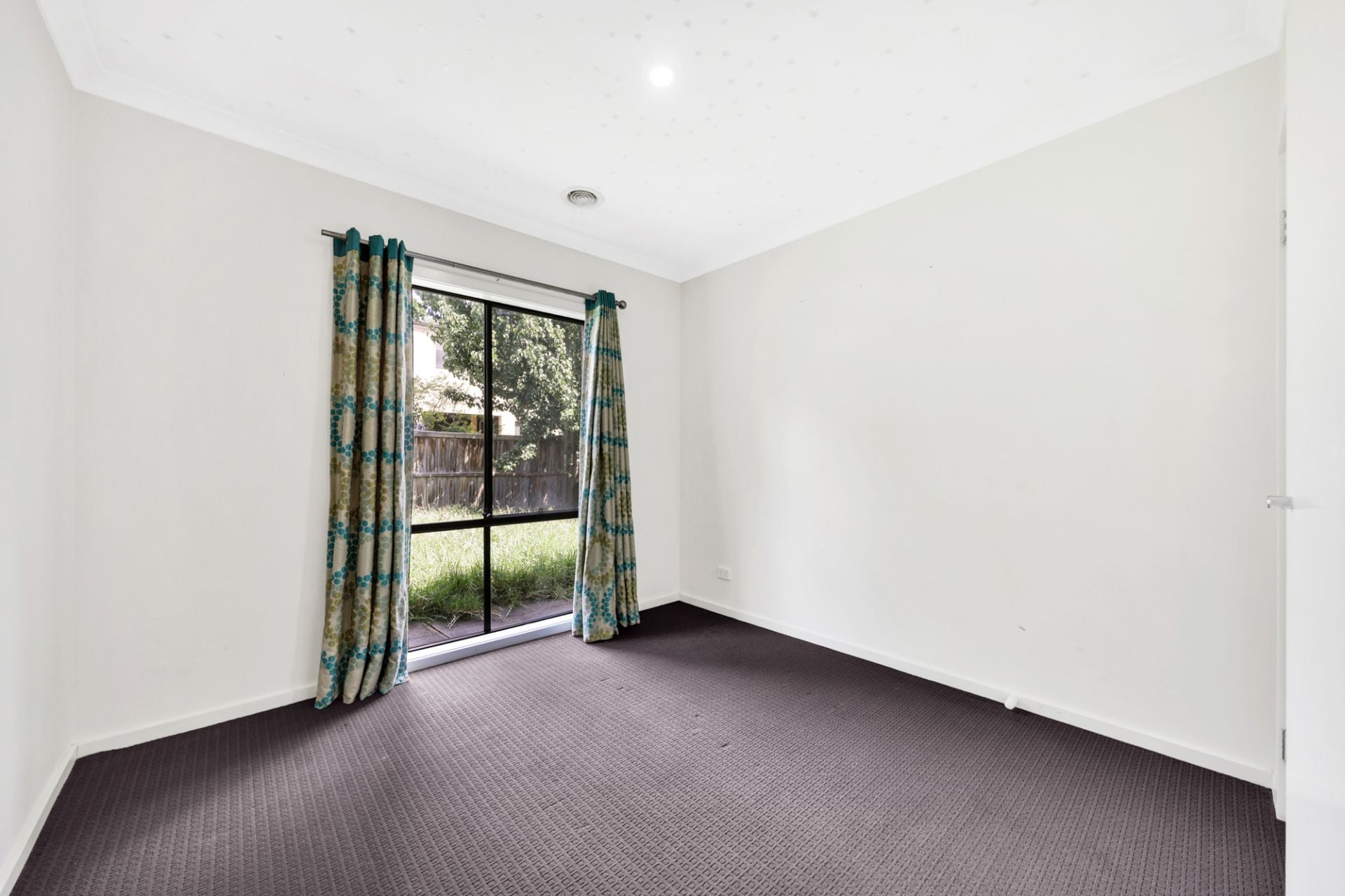 BEAUTIFULLY PRESENTED HOME!