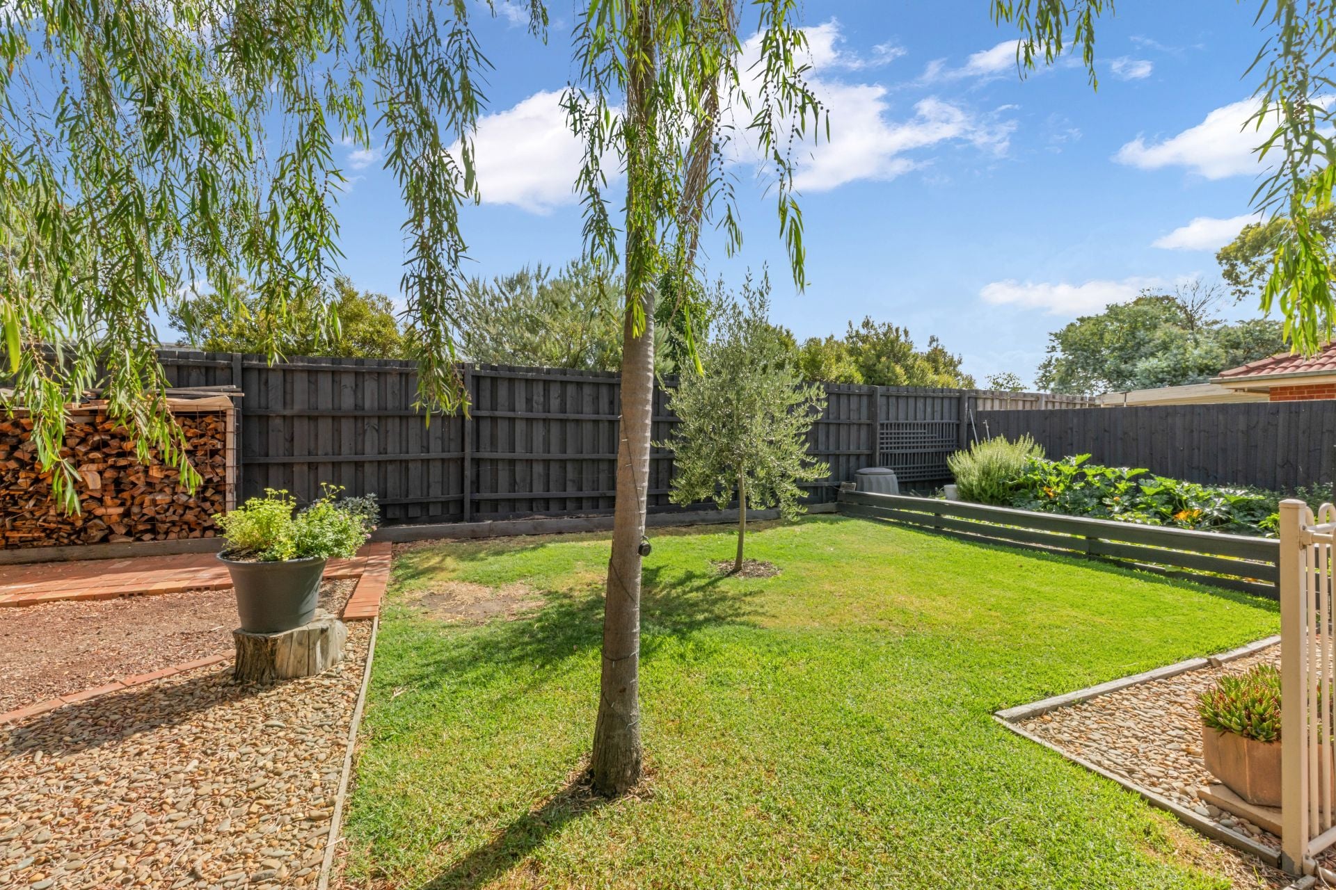 Resort Oasis Living Just Five Minutes Walk To Lalor Shops