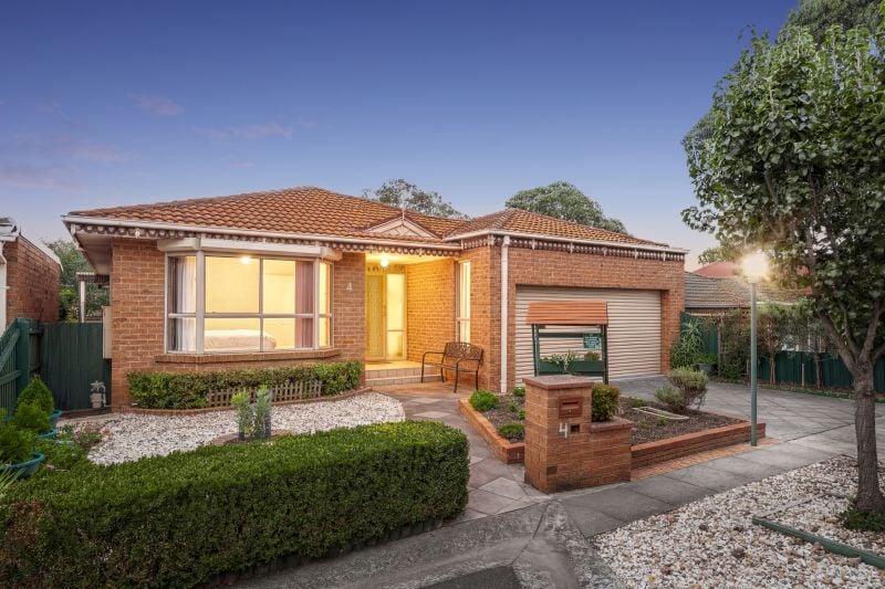 4 Silvertop Court, Mill Park
