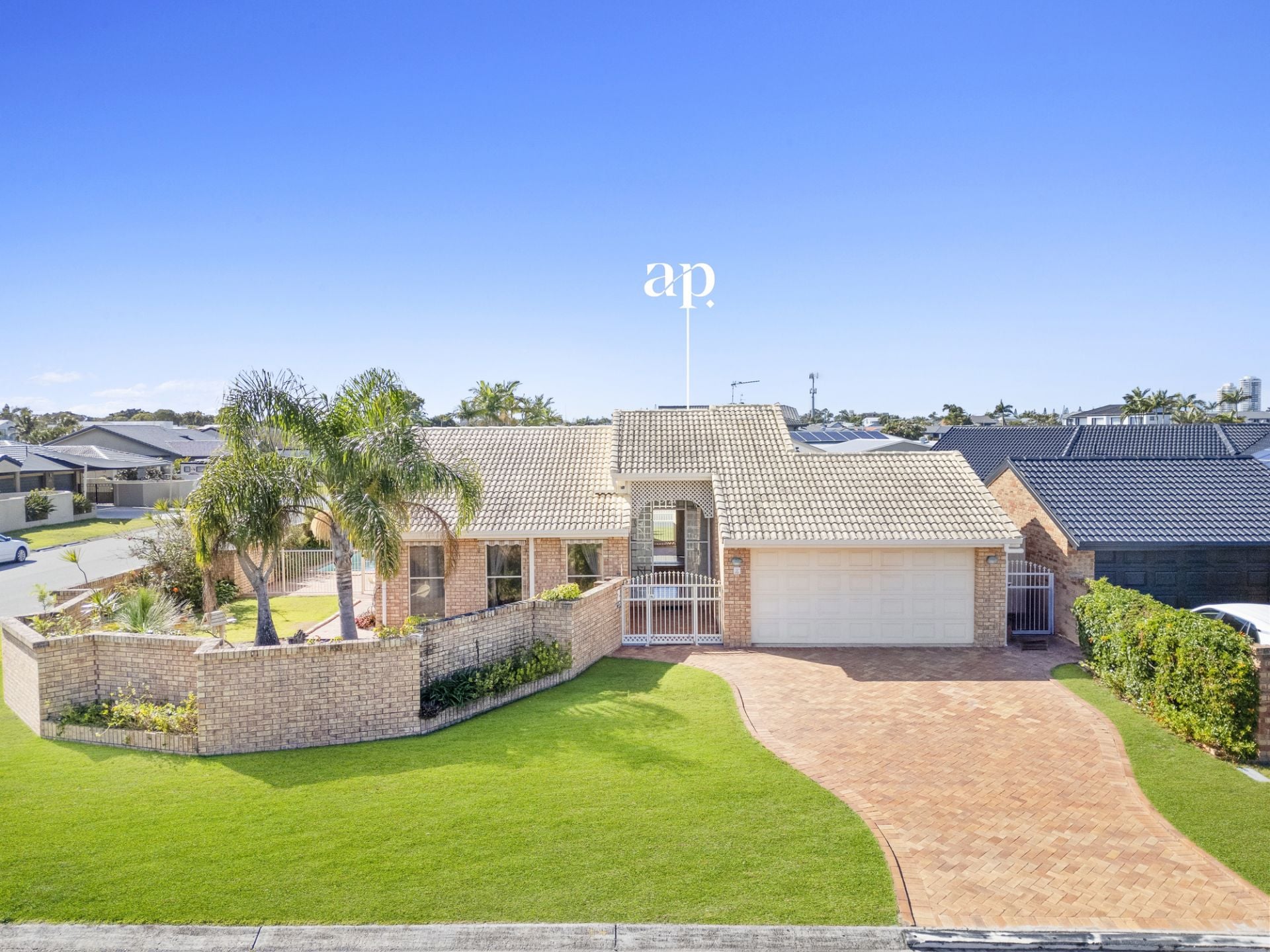 $ 1,500,000, Runaway Bay - Thumbnail 2