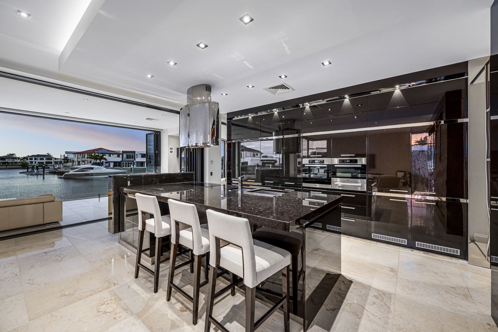 4 King Charles Drive, Sovereign Islands - Thumbnail 8