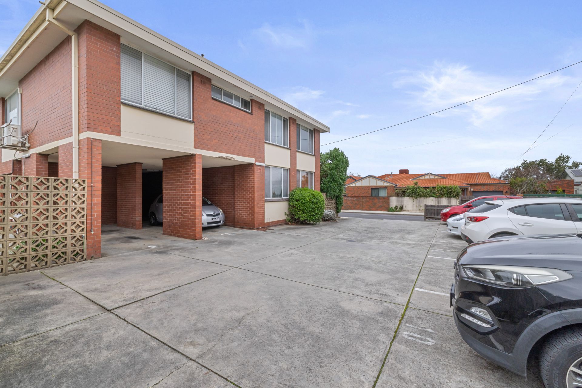 Stylish, Sunlit 1 bedroom Unit Offering Comfort & Convenience
