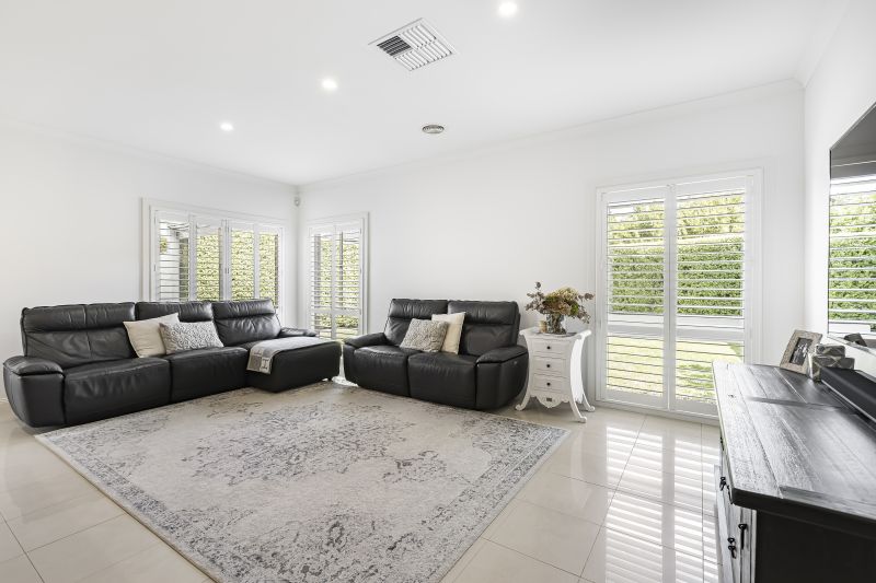 9 Cheviot Drive, Mill Park