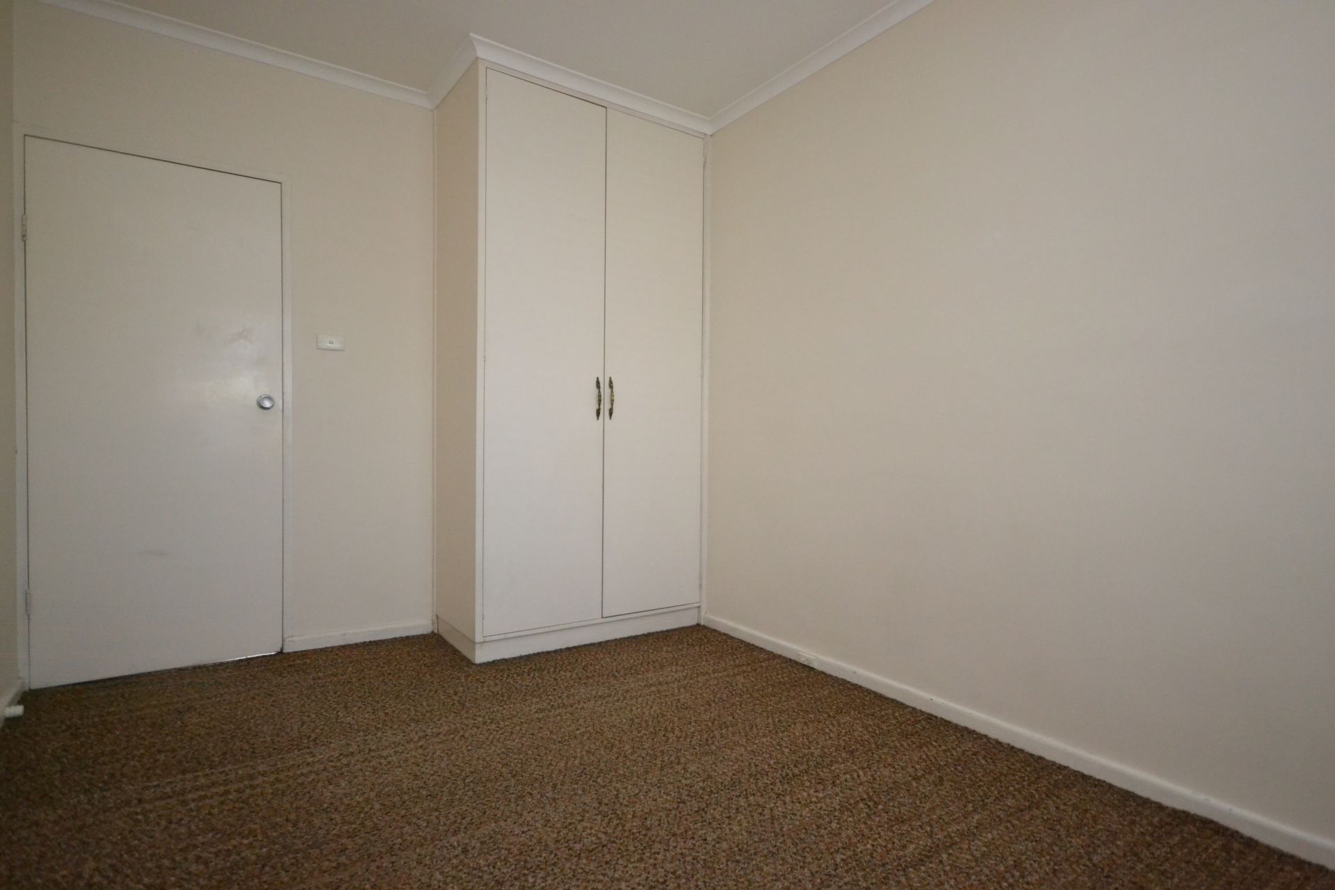 LARGE 2 BEDROOM APARTMENT