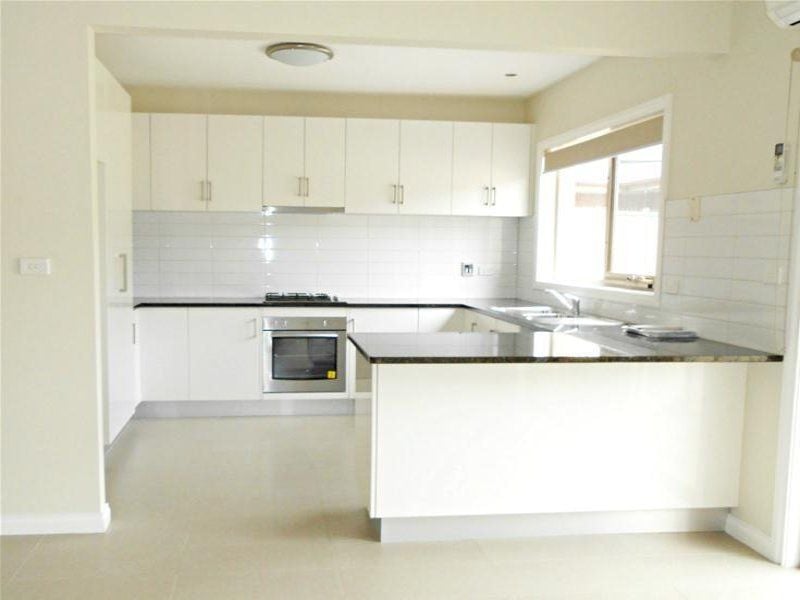 STYLISH TOWNHOUSE IN GREAT LOCATION
