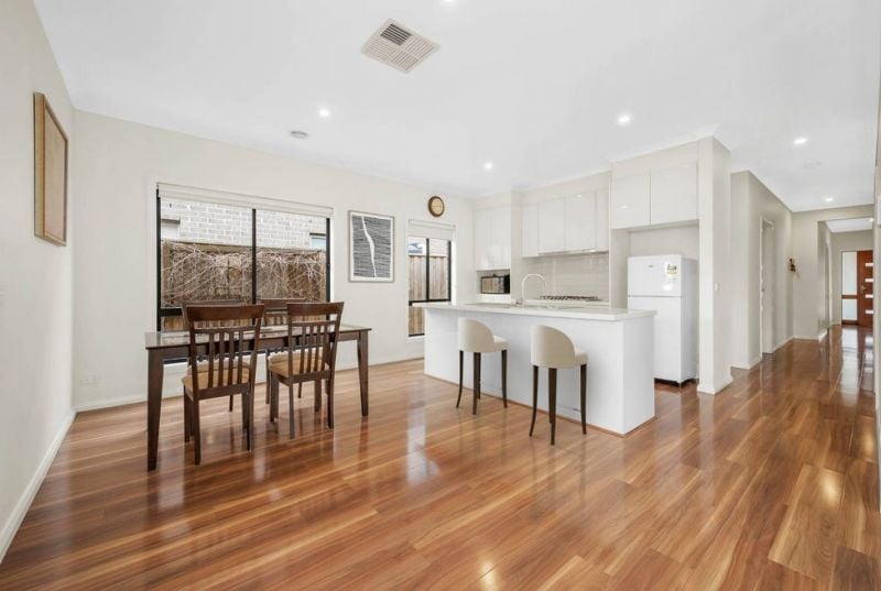 24 Yellow Brick Road, Doreen