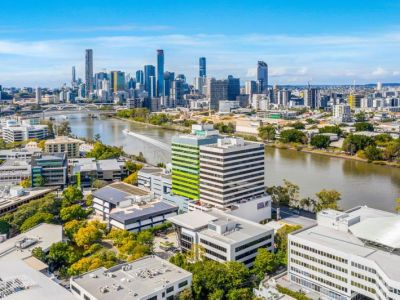 PRIME FRINGE OFFICE OPPORTUNITY!