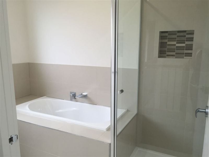 1/8 Edgewood Close, Thomastown