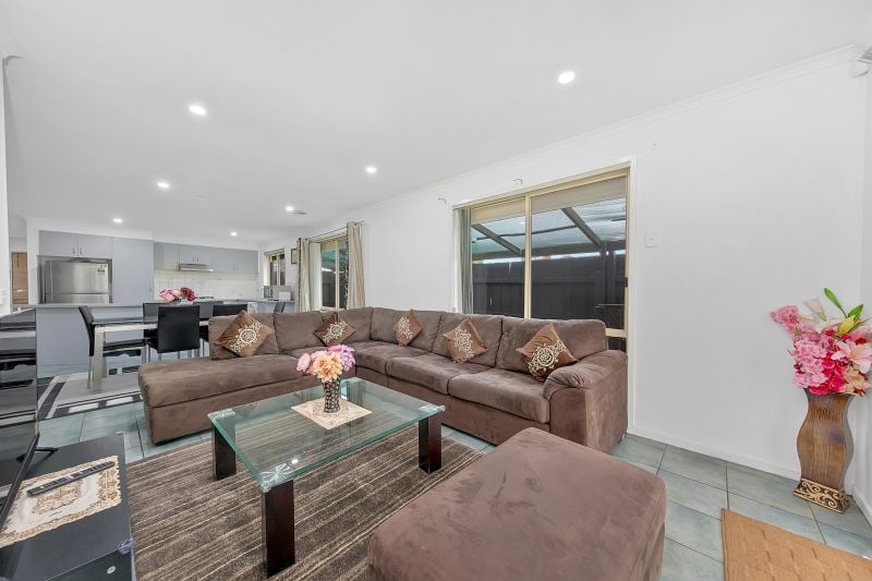 16 Sommeville Drive, Roxburgh Park