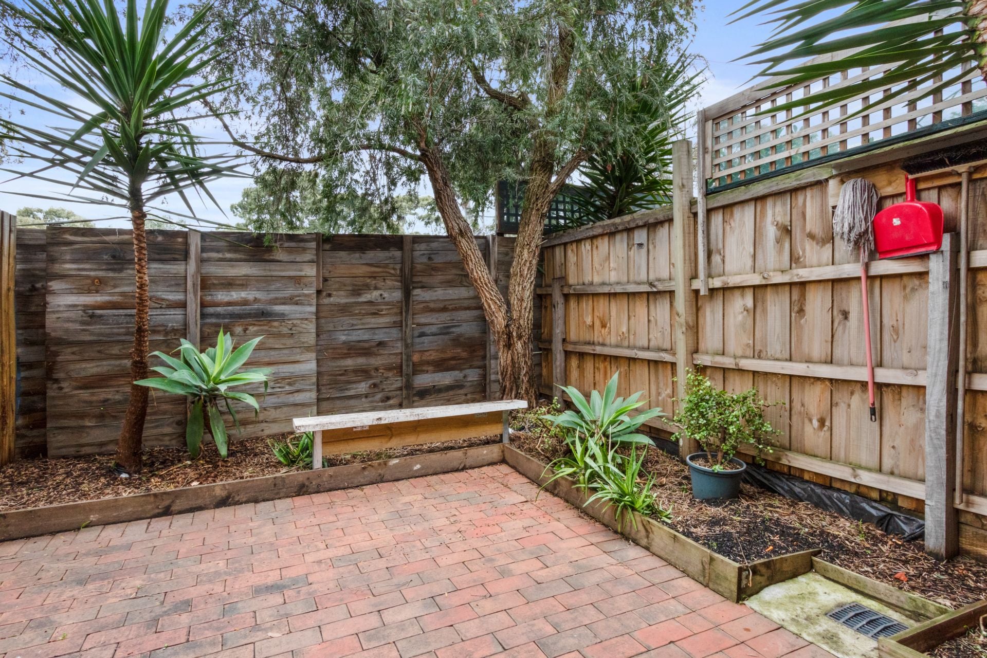 Simplicity, Comfort & Convenience in a Prime Location