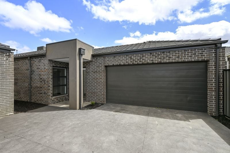 2/16 Galenia Street, Wollert