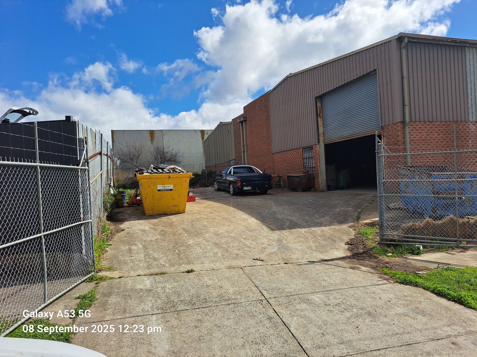 Stand-Alone 556m2 Warehouse Corner Location