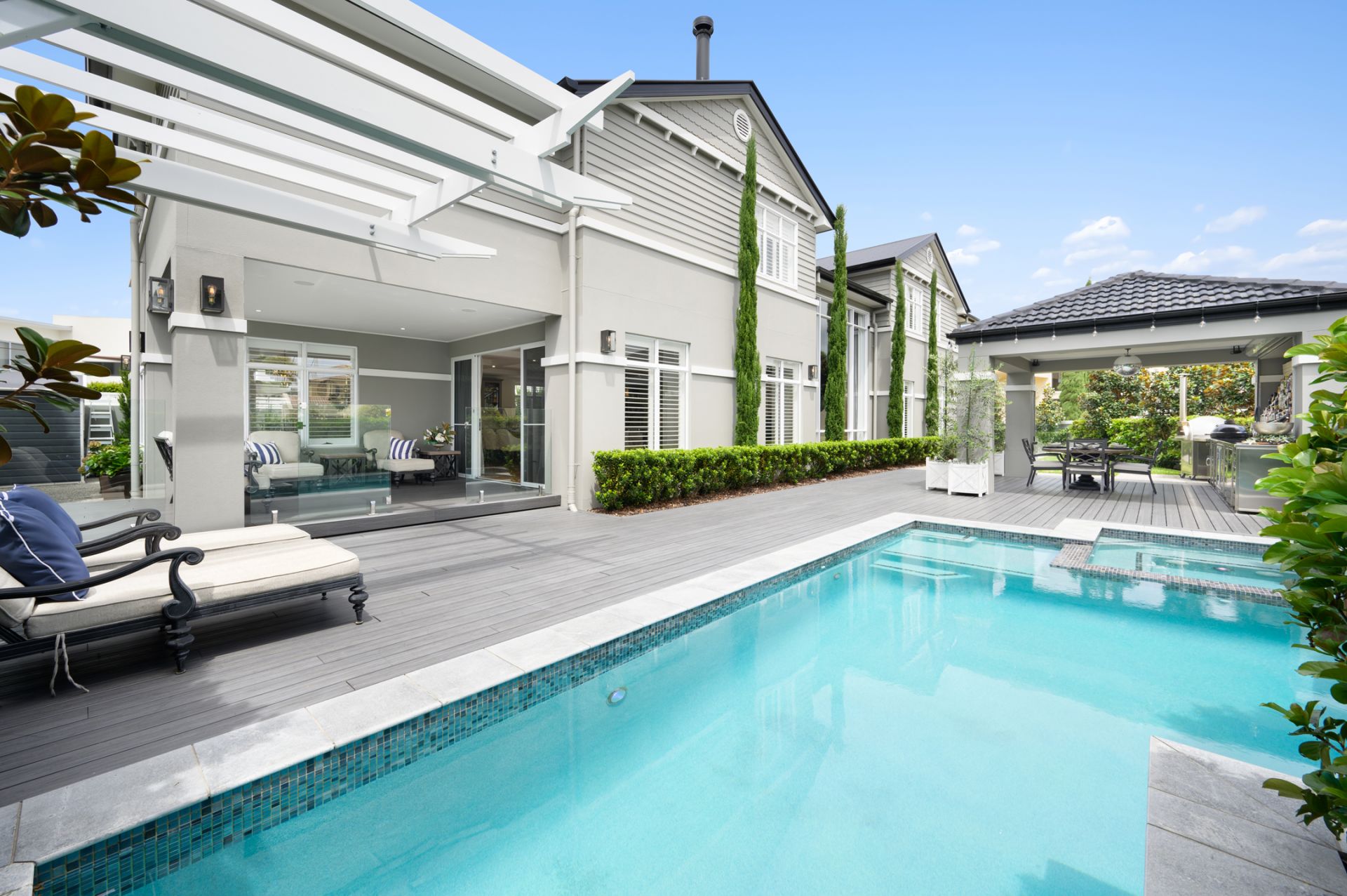 8 Queen Guineveres Place, Sovereign Islands - Thumbnail 3