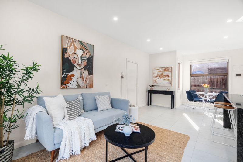 2/10 Dickens Street, Lalor