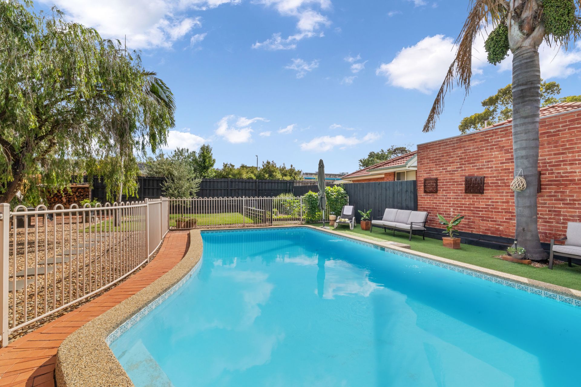 Resort Oasis Living Just Five Minutes Walk To Lalor Shops