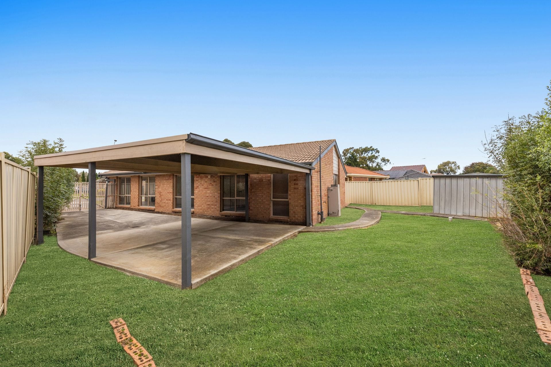 Convenience & Comfort in a Well-Connected Mill Park Location