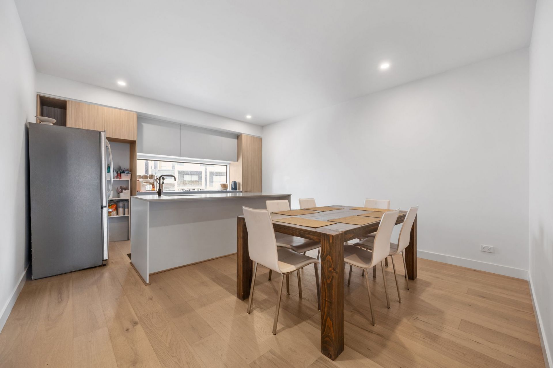 INVESTORS TAKE NOTE ( current rent return $2520 per calendar month)