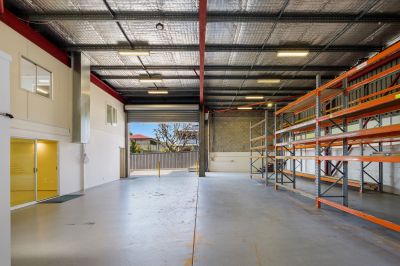 HIGHLY EXPOSED OFFICE / WAREHOUSE ALONG STANLEY STREET!