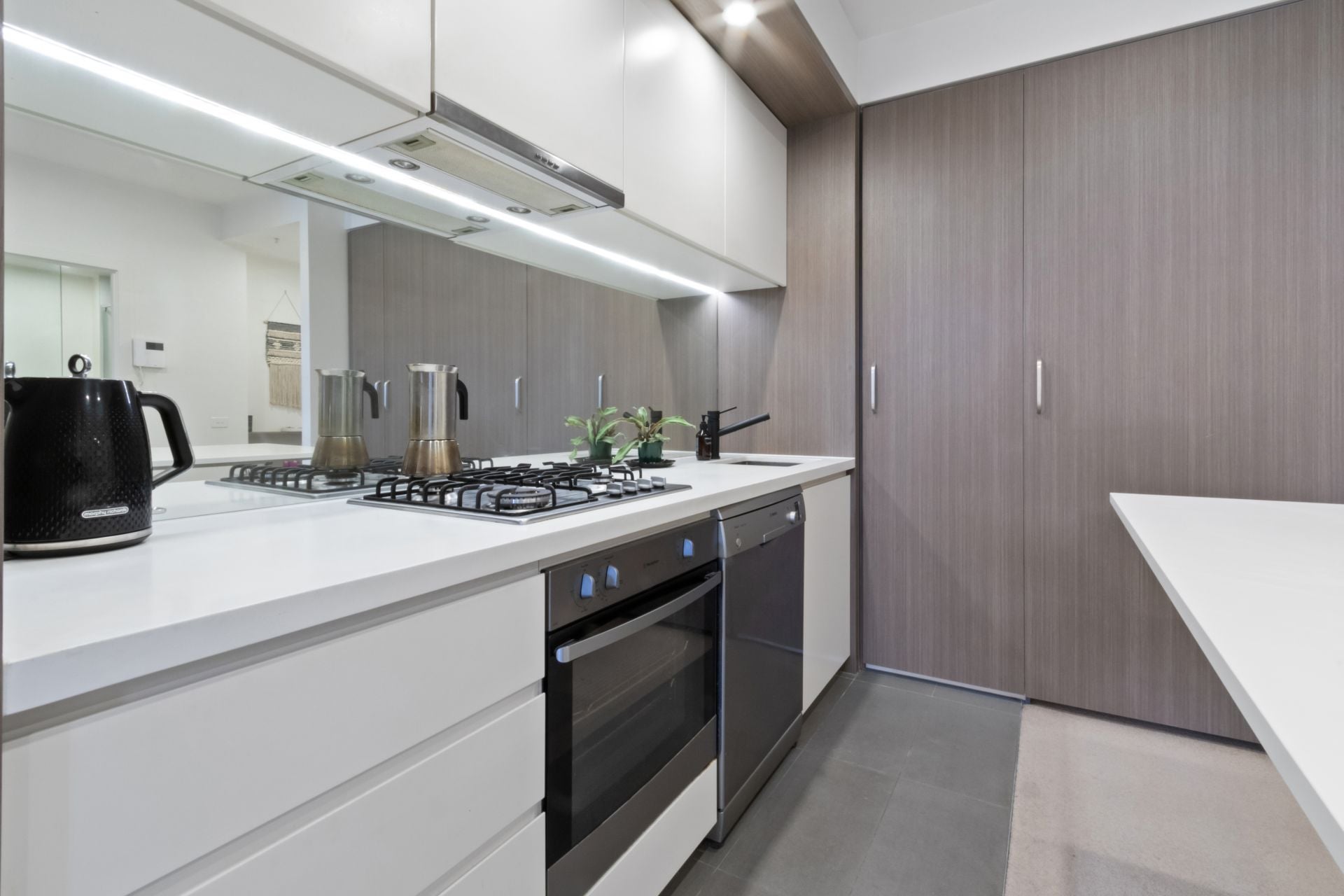 Modern 1 Bedroom Apartment in Vibrant Northcote